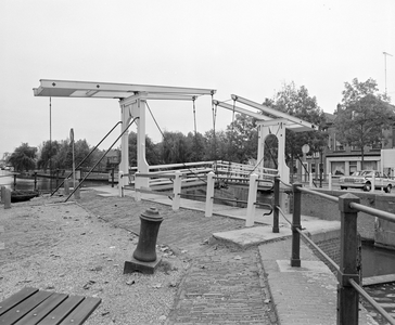 885104 Gezicht op de ophaalbrug bij de Lekstraat, over de Oude Sluis te Vreeswijk (gemeente Nieuwegein), met rechts de ...